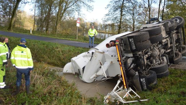 Lastwagen landet im Graben und verliert Beton