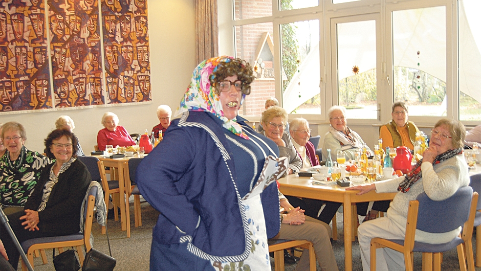Als »Aulis Frou« sorgte Hanne Dannen aus Völlenerkönigsfehn mit einem plattdeutschen Sketch für große Heiterkeit unter den Besuchern des Seniorenfrühstücks.  © Foto: Hoegen