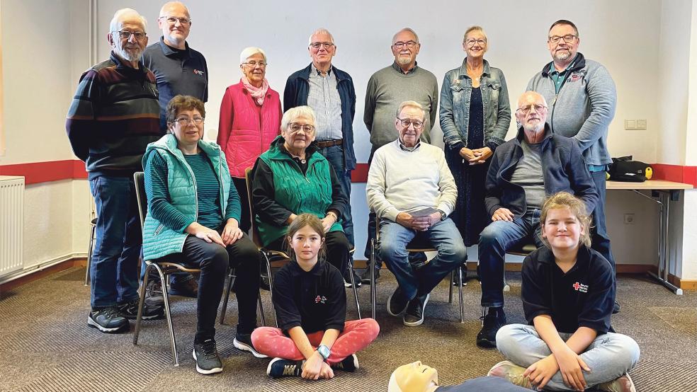 Die Kursteilnehmer (obere Reihe, von links): Fred Klinkhardt, Michael Theile (DRK), Ulla Siemon, Heinrich Siemons, Harm Boer, Angelika Janßen-Harms und Johann-Dieter Hilbrands. Sitzend, von links: Gerda Boomgaarden, Barbara Schmidt, Bernhard Buss und Wolfgang Willkowei. Unterstützung erhielt das DRK von Mareeke Bosma (links) und Janna Borchers.  © Foto: Stadt Weener