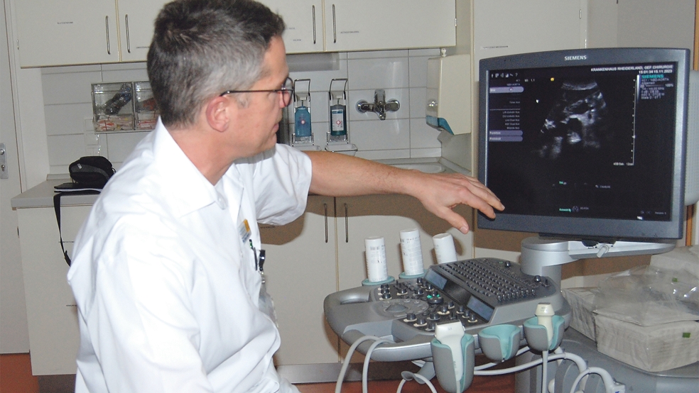 Dr. Klaus Kayser, Chefarzt der Klinik für Gefäßchirurgie im Krankenhaus Rheiderland, bei der Untersuchung der Bauchschlagader eines Patienten mit einem Ultraschallgerät.  © Foto: Hoegen