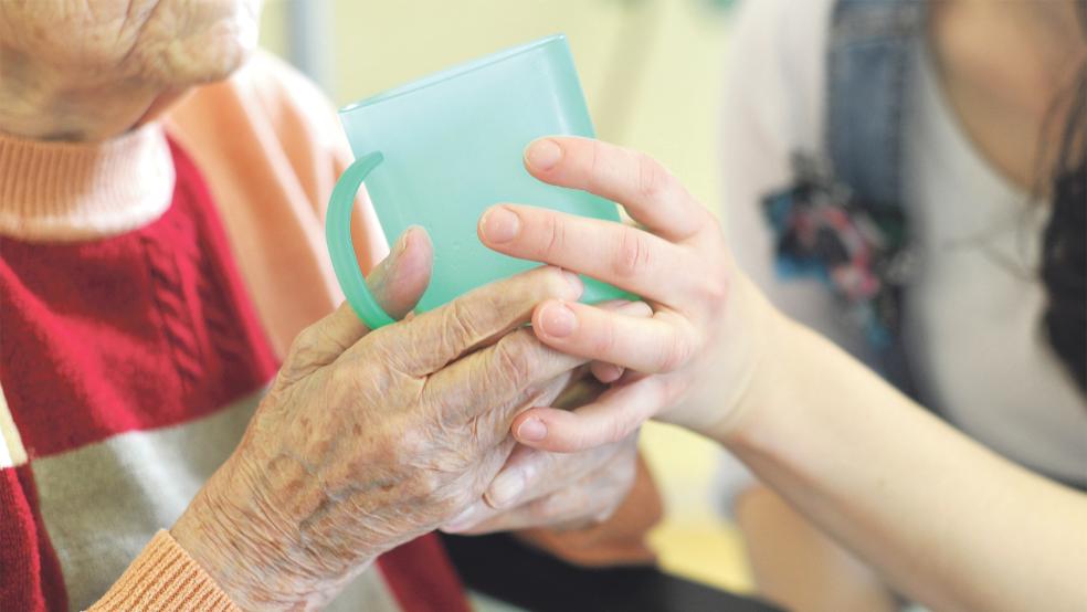 Pflegedienste im Rheiderland stimmen sich untereinander ab, um die Patientenversorgung zu gewährleisten.  © Symbolfoto: Pleul (dpa)