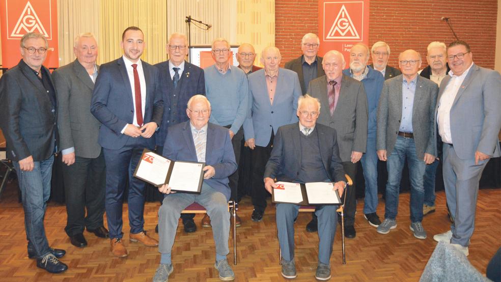 Für 60- und 70-jährige Mitgliedschaft wurden zahlreiche Jubilare geehrt. Das Bild zeigt (hintere Reihe, von links) Manfred Bußmann (IG Metall), Rudolf Hillmer, Nico Bloem (Landtagsabgeordneter), Josef Heyen, Ernst Schoormann, Johann Kaspers, Hans-Dieter Pruin, Heinrich Bluhm, Stephan Voskuhl, Wilfried Hanken, Heinz Seitz, Peter Wilhelm und Thomas Gelder (IG Metall). Im Vordergrund (sitzend) sind von links Manfred Buhl und Gerhard Gerbrand zu sehen.  © Foto: Weers