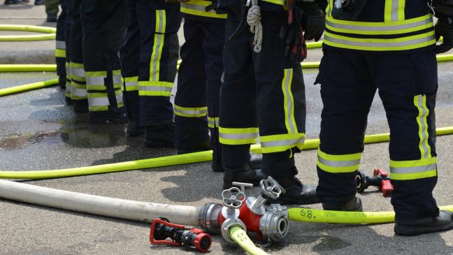 Mehrere Fahrzeuge und Halle durch Brand beschädigt