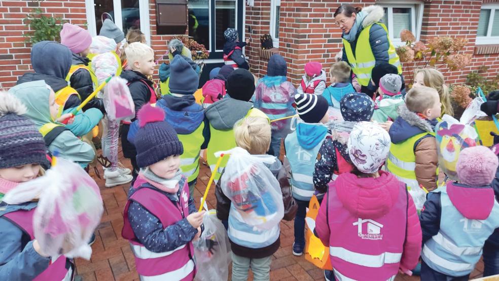 Durch den ganzen Ort zogen die Kinder bei ihrem Laternenfest in Ditzumerverlaat und sangen ihre Lieder.  © Foto: privat