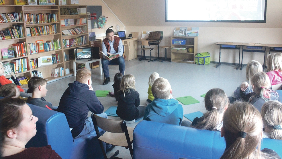 Im Rheiderland wurde viel gelesen. Bürgermeister Sap las den Schülern in Ditzumerverlaat vor. © Foto: Berent