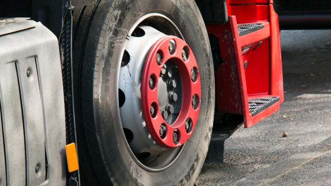 Reifen von Lkw auf Firmengelände abmontiert