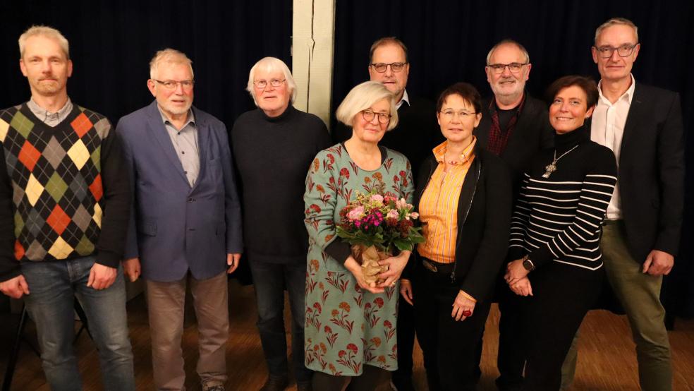 Der Museumsleiter Oliver Freise (links) freut sich auf die Zusammenarbeit mit dem neuen Vorstand: (von links) Dr. Manfred Pühl (Stellvertreter), Vorsitzender Günter Podlich, Anke Schlingmann (Stellvertreterin), Schriftführer Thorsten Hilrichs und der Kassenwartin Kerstin Akkermann.  © Foto: Ammermann