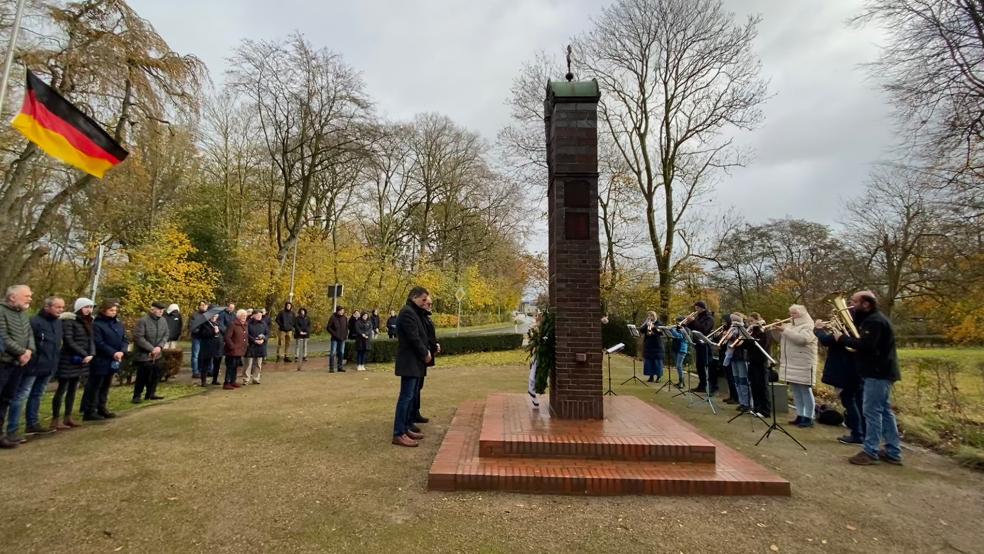 In Bunde legten Bürgermeister Uwe Sap und Ortsvorsteher Karl-Georg Volkhusen am Ehrenmal einen Kranz nieder. Der Posaunenchor Bunde begleitete die Gedenkfeier musikalisch.  © Foto: Kuper