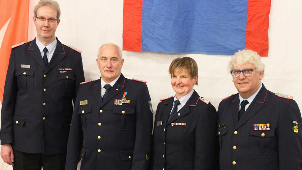 Der Präsident des Feuerwehrverbandes Ostfriesland, Gerd Diekena, zeichnete Ralf Heykants mit der Ehrennadel der ostfriesischen Feuerwehren in Gold aus. Nachfolgerin von Heykants als neue Vizepräsidentin ist Tanja de Freese, neben ihr Vizepräsident Friedhelm Tannen (von links).  © Foto: Feuerwehrverband Ostfriesland