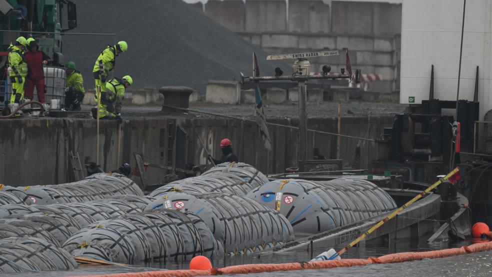 Das Binnenschiff "Sabine“ wurde im Emder Hafen mit Luftsäcken gehoben. Mittlerweile ist es wieder schwimmfähig und soll morgen in eine Schwimmplattform eingedockt werden. © dpa