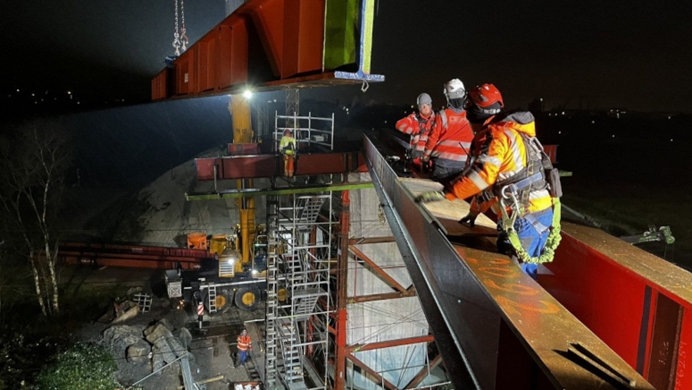 Arbeiten mitten in der Nacht: Auf der Baustelle der B 210 nahe Emden sind am Wochenende zwölf Stahlträger zwischen zwei Pfeilern eingebaut worden, um das Traggerüst für die spätere Schalung des Unterbaus zu ermöglichen. © Landesbehörde