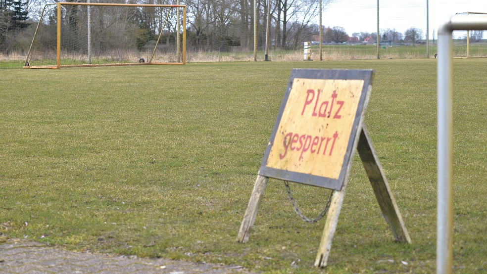Auf den Sportplätzen im Rheiderland (hier der B-Platz in Jemgum) wird bis zum kommenden Jahr nichts mehr los sein.  © Foto: Born