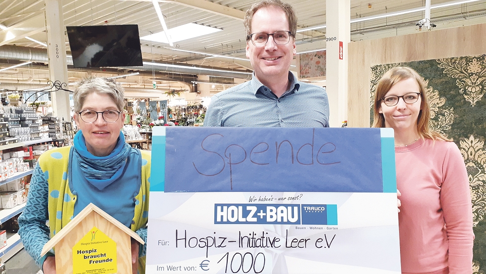 Stephan Zimmermann konnte gestern eine Spende in Höhe von 1000 Euro an Marlies Smidt (links) und Maike Janssen von der Hospiz-Initiative überreichen.  © Foto: Berents