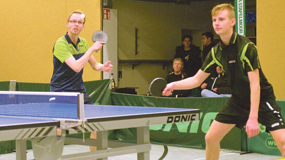 Die Stapelmoorer Bengt Klußmann und Max Onno van der Laan trugen mit zwei gewonnenen Doppeln zum Sieg bei.  © Foto: Born
