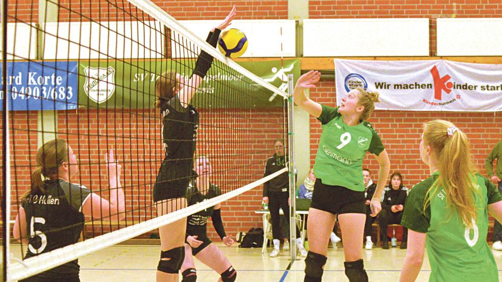 Teutonias Sarah Kartzinski (rechts) wird in dieser Szene von einer Hollenerin geblockt.  © Foto: Born