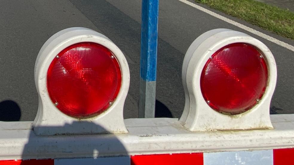 Zwei Baken mit Warnleuchten (Beispielfoto) hat ein unbekannter Autofahrer umgefahren. © Hanken (Archiv)