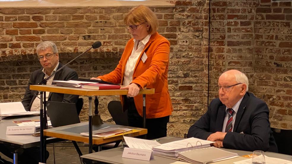 Das Foto zeigt die Moderamensmitglieder (von links) Helge Johr (Vizepräsident), Kirchenpräsidentin Susanne Bei der Wieden und stellvertretender Präses Jakobus Baumann.  © Foto: Kuper