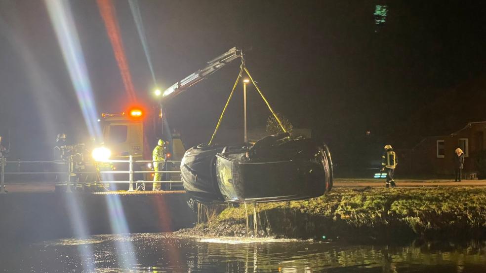 Ein Abschleppunternehmen holte den Wagen aus dem Kanal. © Hellmers