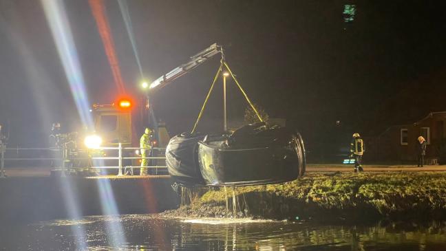 Auto mit Anhänger fährt in Kanal