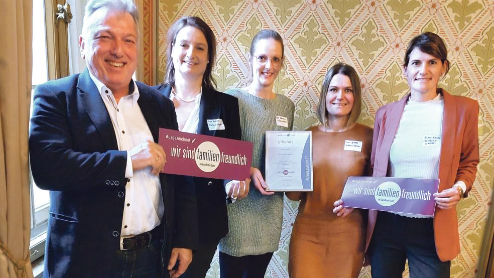 Freude beim Team der Diakoniestation Weener über die Auszeichnung. Von links: Paul Bloem (Vorsitzender), Hanna Koenen (Geschäftsführung), Wiebke Ostendörp (Pflegedienstleitung), Nadine Jäschke (stellvertretende Pflegedienstleitung) und Insa Sanders (Pflegedienstleitung Tagespflege).  © Foto: privat