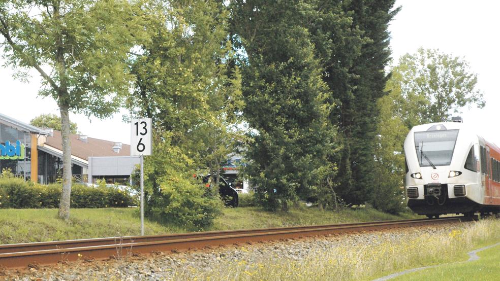 Noch fährt der Arriva-Zug am Einkaufszentrum mit dem »Combi«-Markt vorbei.  © Archivfoto: Szyska