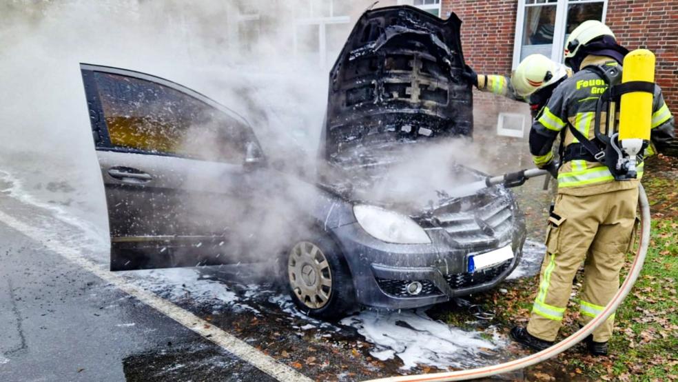 Um ein Wiederaufflammen zu verhindern und sämtliche Glutnester zu beseitigen, setzten die Feuerwehrleute zusätzlich Löschschaum ein. © Ihno Saathoff (Feuerwehr)