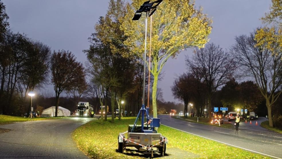 Hell ausgeleuchtet war der Parkplatz an der Bundesstraße 401 für die Großkontrolle, das THW unterstützte die Polizei und den Zoll bei seiner Arbeit. © Polizei
