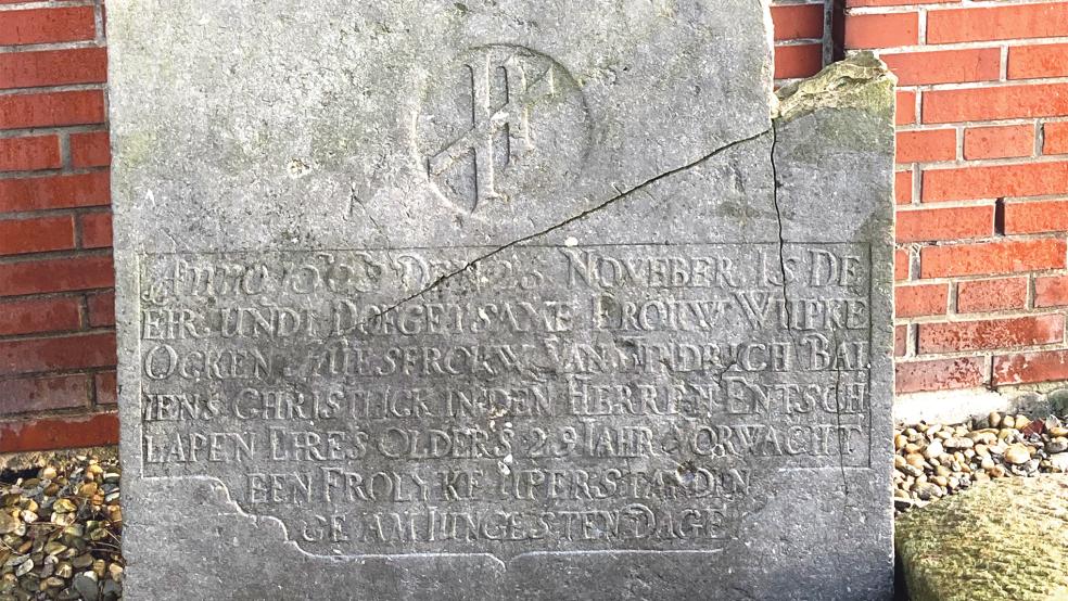 Einer der Grabplatten aus Nesserland, das früher ein Teil des Rheiderlandes war.  © Foto: Landesmuseum