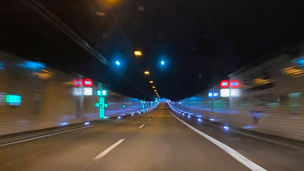 Mittlerweile leuchten die Anzeigen im Emstunnel wieder. Heute Nachmittag war der Tunnel wegen eines Stromausfalls jedoch zeitweise gesperrt. © Symbolfoto: Hanken