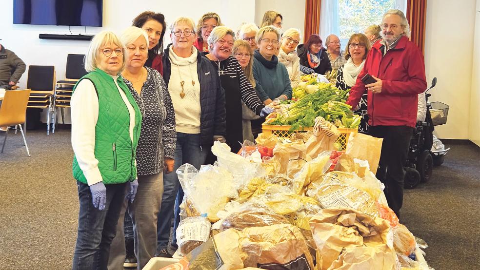 Volker Kraft (rechts) gab damals den Anstoß: Seit mittlerweile genau fünf Jahren gibt es auch in Bunde ein sehr engagiertes »Brotkorb«-Team.  © Foto: privat