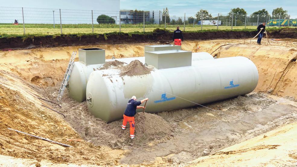 Zwei der drei Tanks mit einem Volumen von jeweils 50 Kubikmetern sind bereits an Ort und Stelle.  © Foto: Score