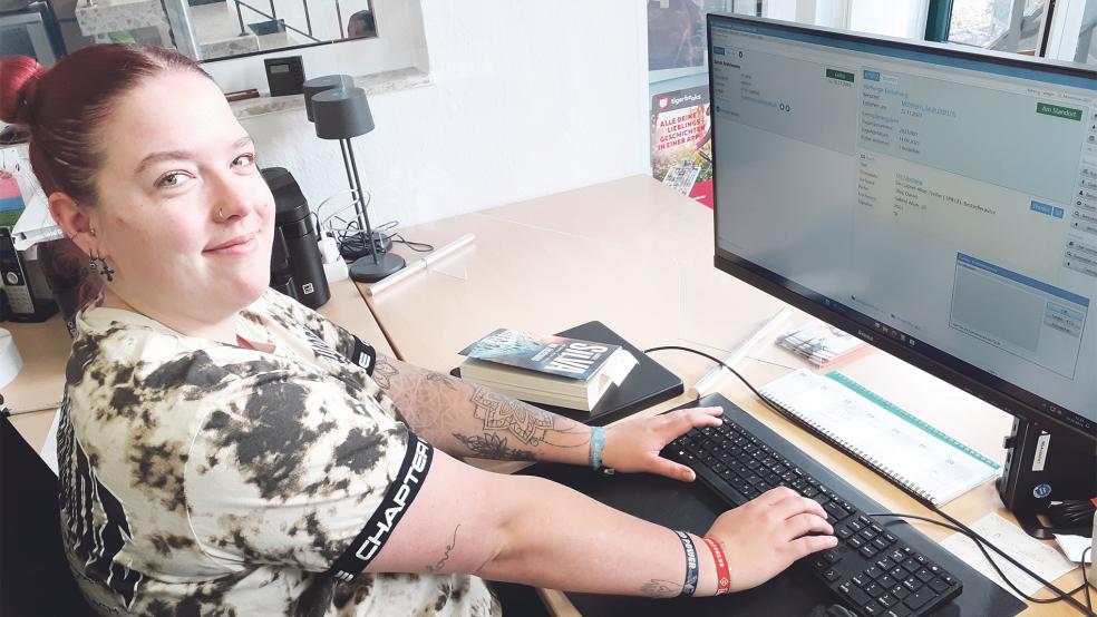 Sarah Möhlmann demonstriert das neue Verbuchungssystem der Stadtbücherei Weener.  © Foto: Berents