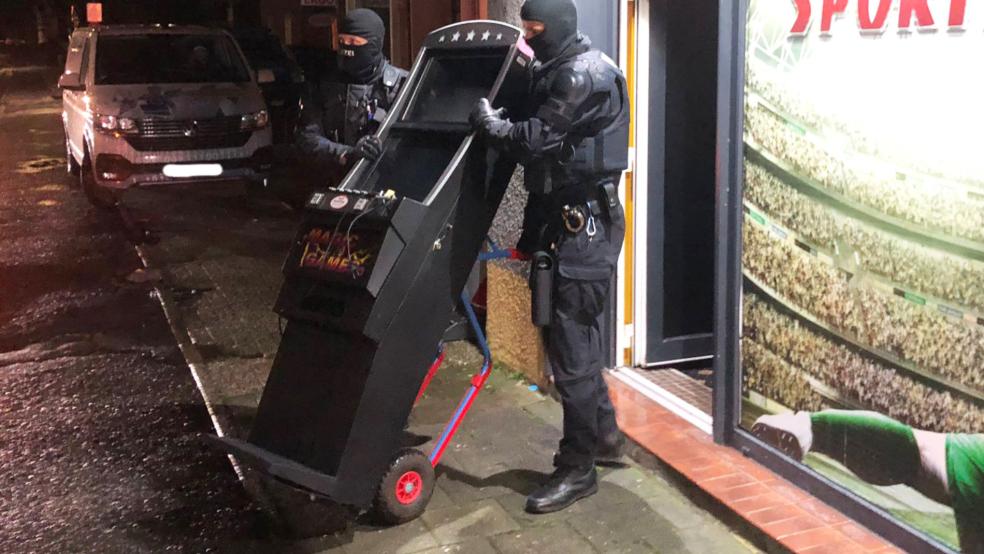In Aurich beschlagnahmte die Polizei im Rahmen des Einsatzes gegen die Clankriminalität illegale Geldspielautomaten. © Foto: Ricken