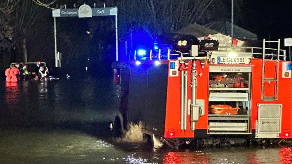 Die Feuerwehr war gestern Abend am Jemgumer Hafen gefordert. Ein Auto stand dort unter Wasser. © Foto: privat