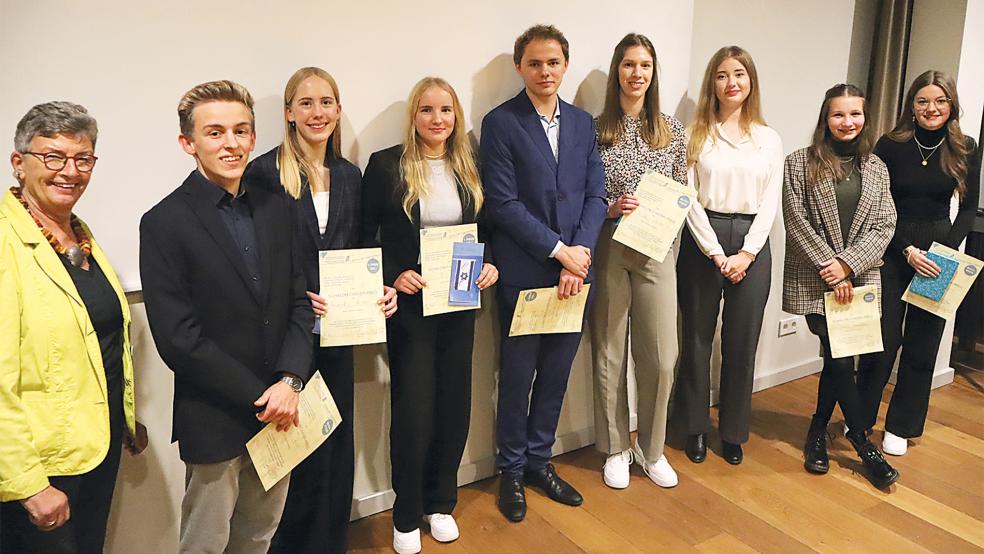 Frauke Maschmeyer-Pühl von der Gesellschaft für christlich-jüdische Zusammenarbeit mit den diesjährigen Preisträgern. Wiebke Klinkenborg (vierte von rechts) aus Bunde wurde mit einem Buchpreis ausgezeichnet.  © Foto: Ammermann