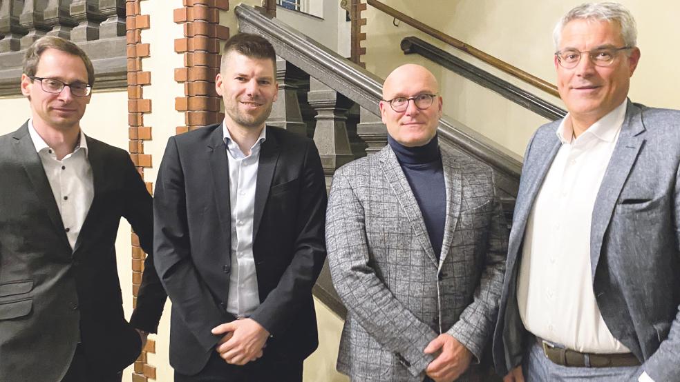 Der bisherige Vorsitzende der Hafenwirtschaftsvereinigung Leer, Jochen Möller (Dritter von links), wird durch einen ehrenamtlichen Vorstand in Person von Timo Kramer (von links), Arne Woldenga, und Reiner Graalmann ersetzt.  © Foto: Stadt Leer