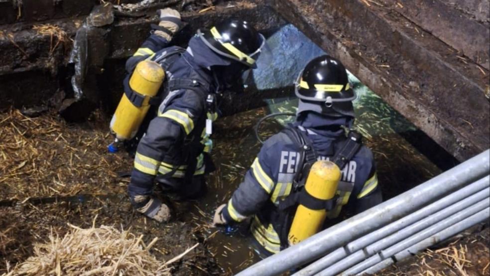Mit schwerem Atemschutzgerät drangen die Feuerwehrkräfte im Güllekeller vor. © Feuerwehr Bunde
