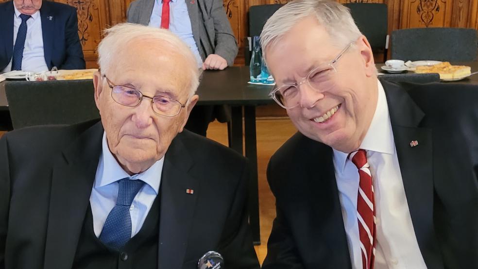 Albrecht Weinberg (links) wurde mit der Hermann-Tempel-Medaille ausgezeichnet. Die Festrede hielt der Bunder Reinhold Robbe. © Wolters