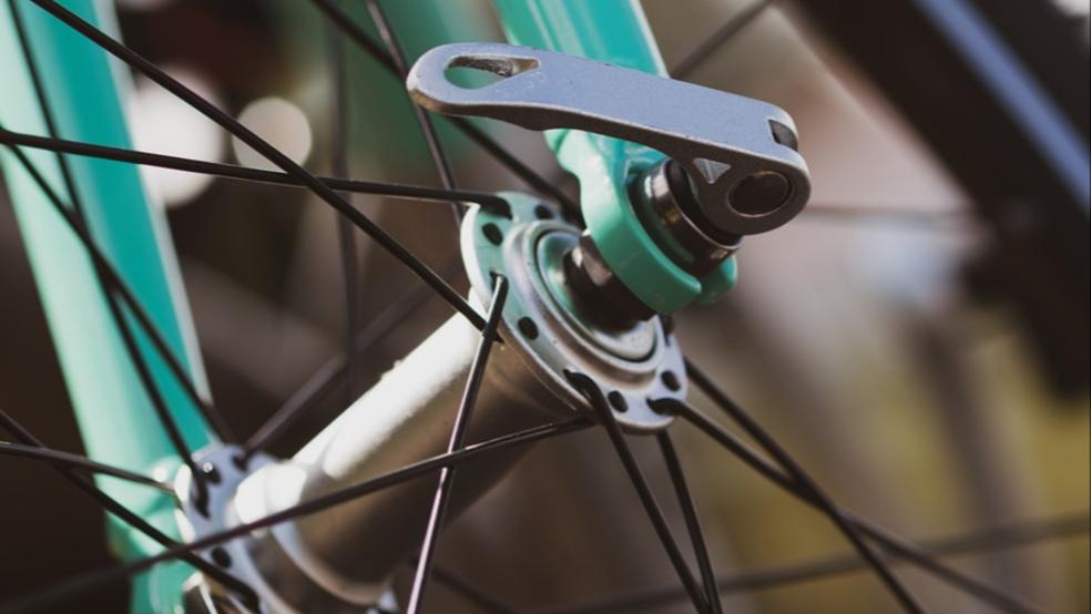 Mit seinem Fahrrad, hier ein Symbolfoto, war eiin 40-jähriger Mann aus Leer am Sonntagabend in der falschen Fahrtrichtung auf der Heisfelder Straße in Leer unterwegs. Als die Polizei ihn anhielt, griff er einen der Polizisten an. © Pixabay