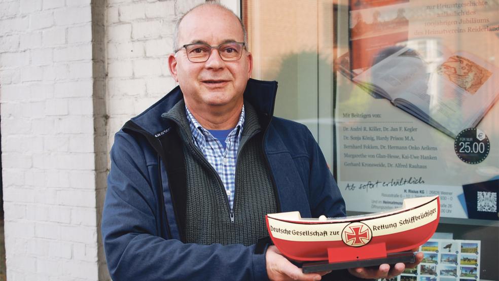 Norbert Latta freut sich über ein gutes Spendenergebnis im Rheiderland für die Seenotretter.  © Archivfoto: Hoegen