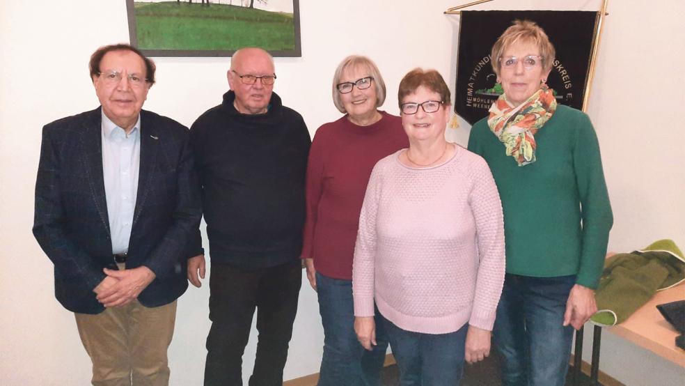 Der Vorstand des Heimatkundlichen Arbeitskreises (von links): Hermann Weber, Walter Wilken, Hilde Otter, Cornelia Timmer und Jeane Schmidt. Es fehlt Peter Janssen.  © Foto: privat