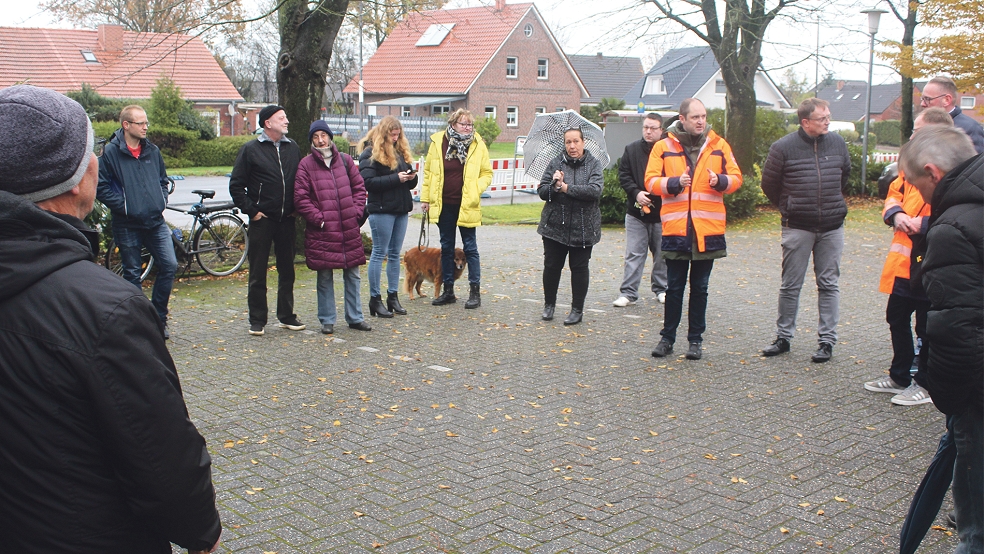 Vor der Kirche in Möhlenwarf diskutierte Behördenchef Frank Buchholz mit dem Stadtrat und den Bürgern.  © Foto: Busemann