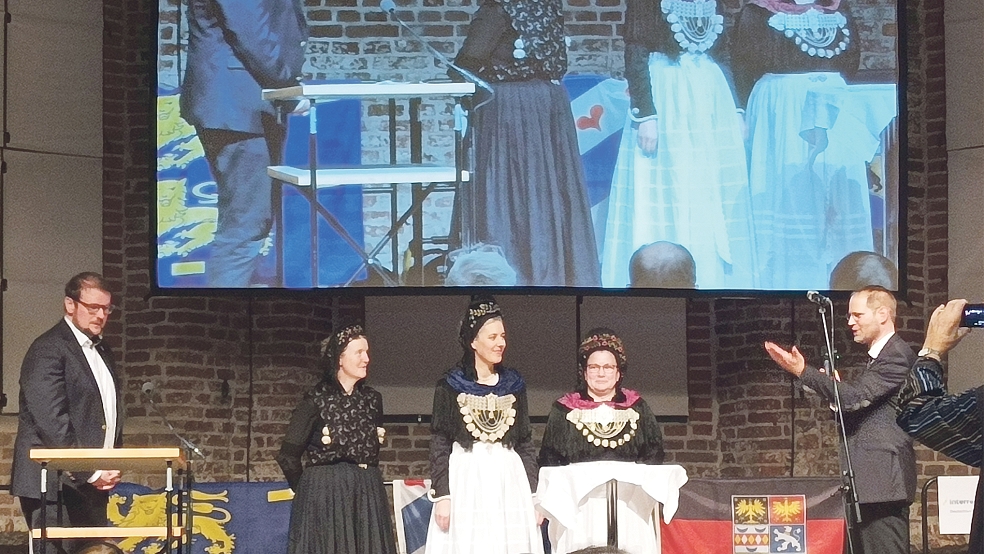 Von der Insel Föhr kam eine Trachtengruppe nach Emden, um die traditionelle Kleidung der Insel-Frauen zu präsentieren.<br />  © Leserfoto: D. Spekker