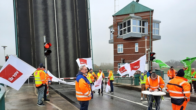 Streikende versammeln sich auf der Emsbrücke