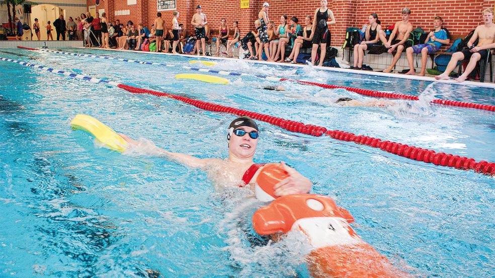 Silvio Fechner ist in der AK 15/16 Ortsmeister geworden. Er schwimmt hier die Disziplin 100 Meter Lifesaver. Dabei werden 50 Meter mit Flossen und Gurtretter angeschwommen.  © Fotos: privat