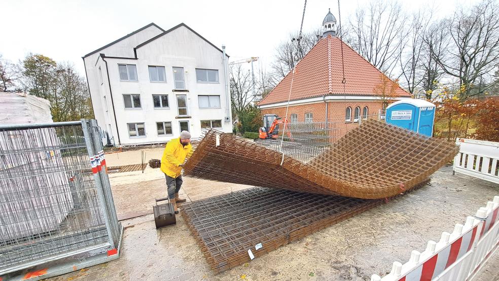 Die Stahlmatten für das Fundament des neuen Gebäudes wurden am Montag mit einem Lastwagen der Arnold Lammering GmbH auf die Baustelle gebracht.  © Foto: Szyska