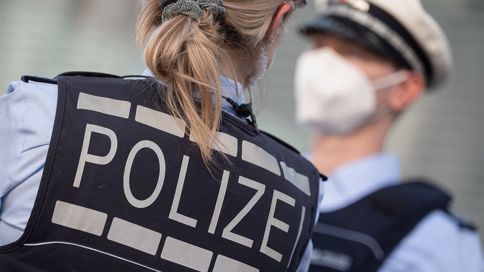 Die Polizei sucht nach einem BMW-Fahrer, der nach einem Unfall am Bahnhofsring in Leer einfach weiterfuhr.  © Foto: Archiv