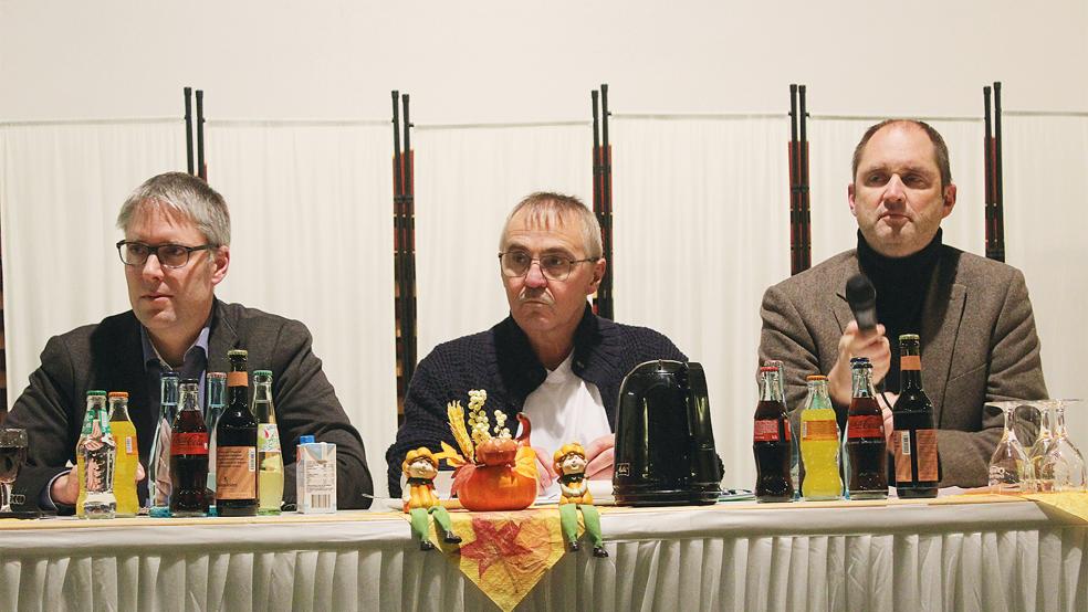 Der Leiter der Straßenbaubehörde Aurich, Frank Buchholz (rechts), stellte sich im Dörphuus in Möhlenwarf offenen Fragen zur Sanierung der B 436. Moderiert wurde die Veranstaltung vom Ratsvorsitzenden Garrelt Janssen (Mitte). Bürgermeister Heiko Abbas war Ansprechpartner für die Stadt Weener.  © Foto: Busemann