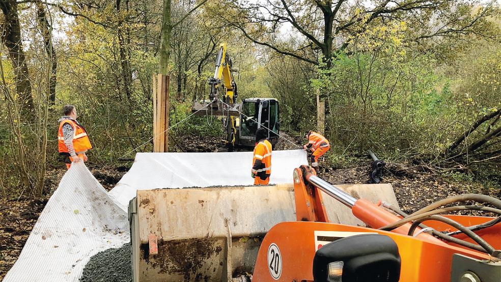 Die Arbeiten an der neuen Schnellradwegverbindung zwischen Ihrhove und Esklum machen Fortschritte. Auf zuvor verlegten Planen wird eine Schotterschicht aufgebracht.  © Foto: C. Ammermann
