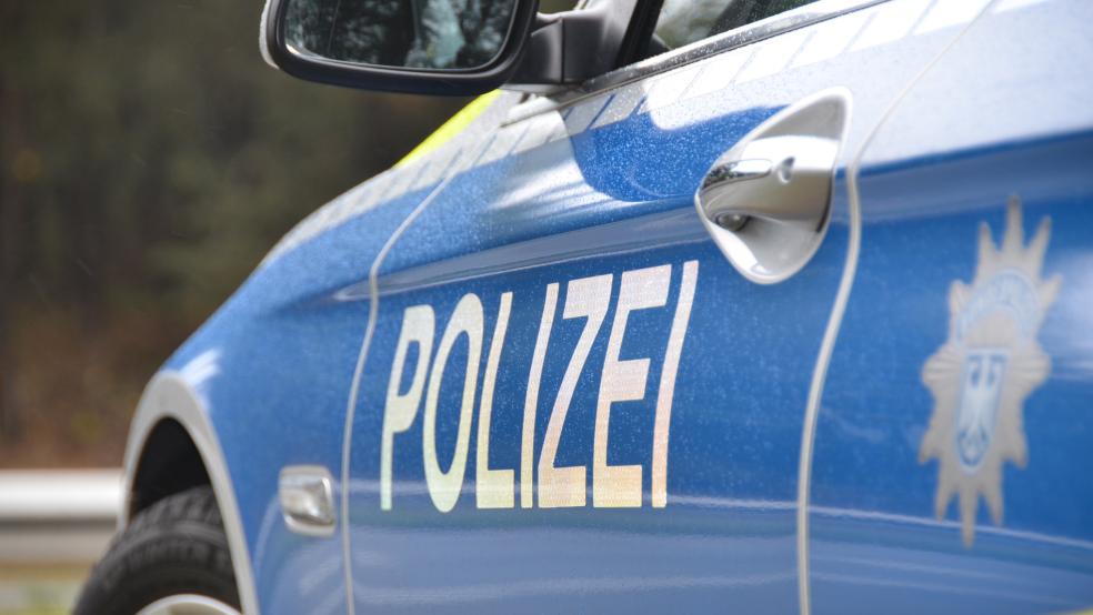 Ein geplatzter Reifen hatte falale Folgen für eine 18-Jährige, die auf der Autobahn 28 unterwegs war. Ihr Wagen überschlug sich laut Polizei. Die junge Frau hatte Glück im Unglück und wurde nur leicht verletzt. © Bundespolizei